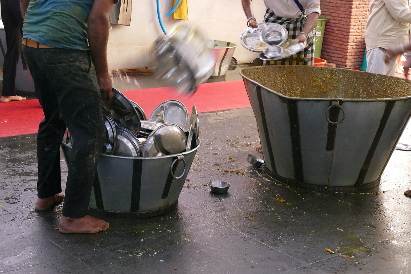 Volunteers washing plates